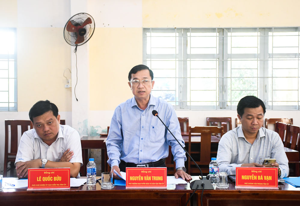 Đồng chí Nguyễn Văn Trung - Phó Trưởng Ban Tuyên giáp và Dân vận Tỉnh ủy định hướng công tác triển khai, cụ thể hóa thực hiện Nghị quyết và công tác chuẩn bị bầu cử.