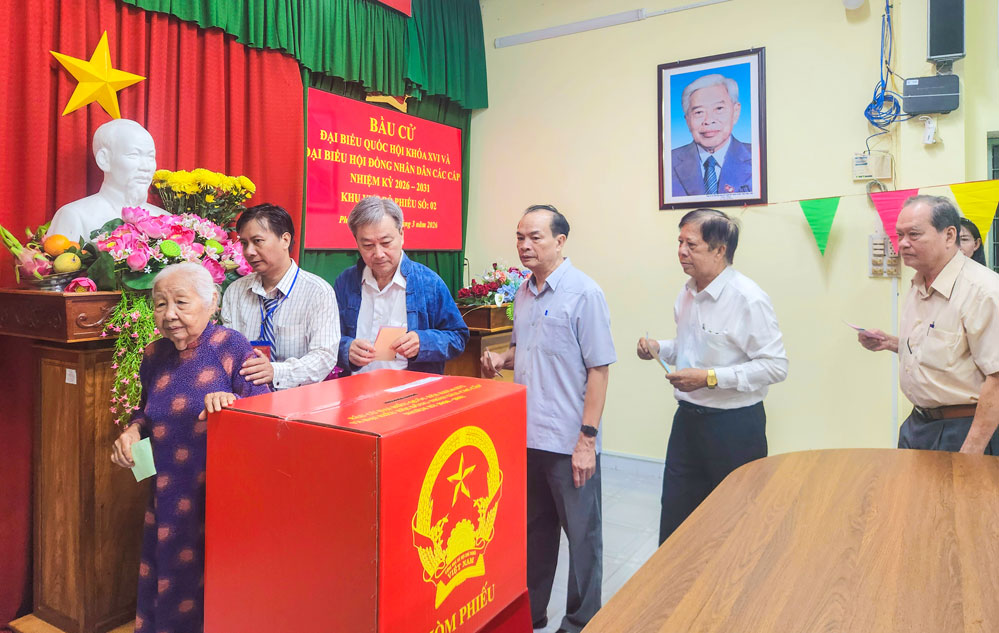 Cử tri điểm bầu cử số 2 bỏ phiếu từ sáng sớm