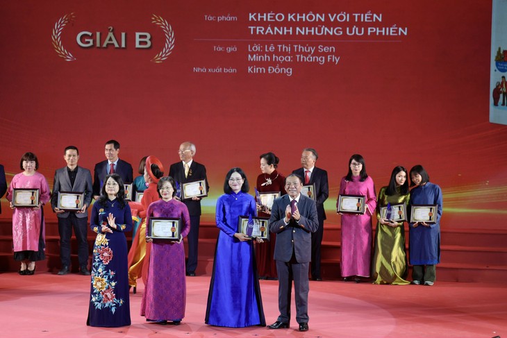 Bà Lê Thị Thúy Sen (áo dài xanh) nhận giải B Giải thưởng Sách quốc gia lần thứ 8 - Ảnh: VIỆT LINH

