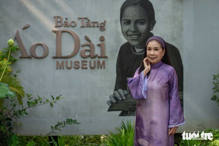 NSND Kim Xuân nhiều năm yêu tà áo dài, kêu gọi mọi người mặc áo dài - Ảnh: VĂN TRUNG

