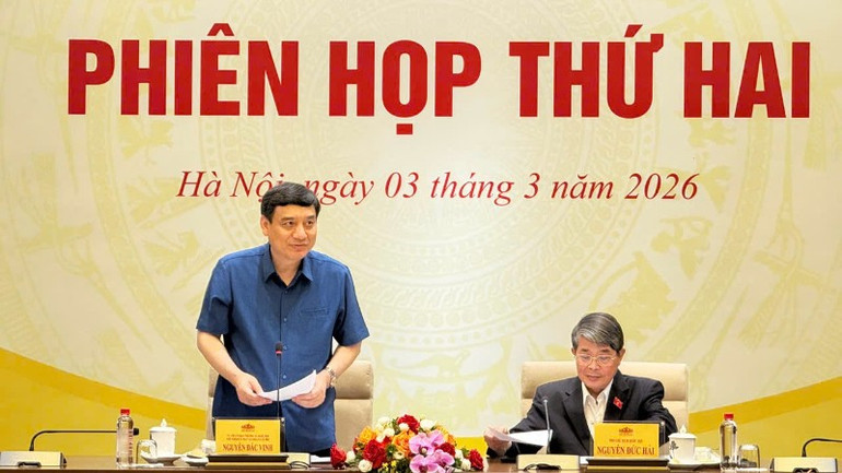 Chủ nhiệm Ủy ban Văn hóa và Xã hội của Quốc hội Nguyễn Đắc Vinh, Phó Trưởng Tiểu ban Thông tin tuyên truyền.