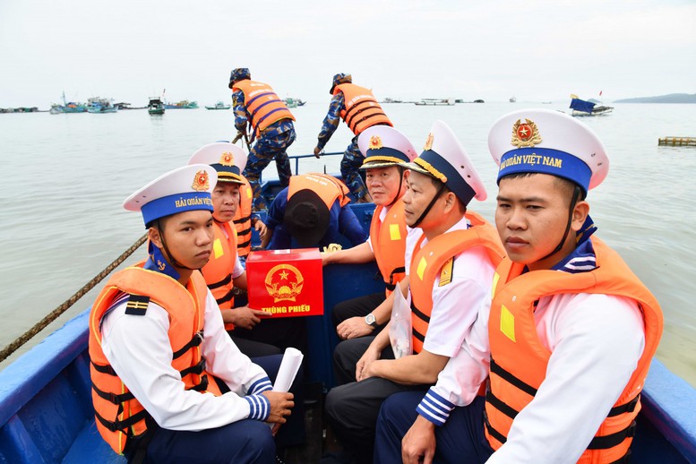 Thùng phiếu được các chiến sĩ di chuyển lên tàu - Ảnh: VGP/LS