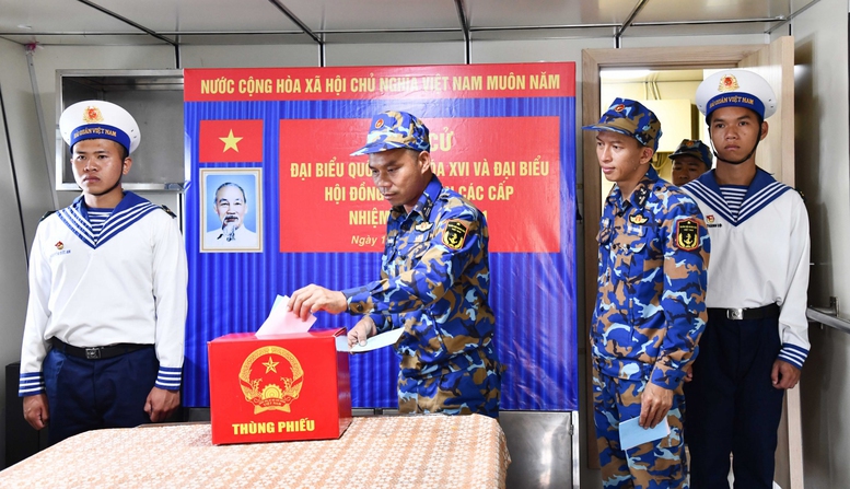 Các cử tri chốt trực trên tàu bỏ phiếu - Ảnh: VGP/LS