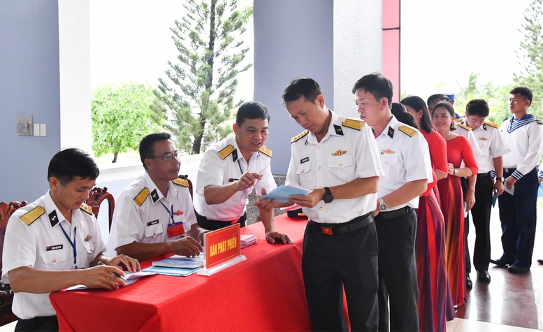 Cử tri khu vực bầu cử số 60 nhận phiếu bầu cử - Ảnh: VGP/LS