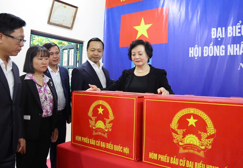 Phó Thủ tướng Phạm Thị Thanh Trà kiểm tra khu vực bỏ phiếu số 05 tại xã Thanh An - Ảnh: VGP/Thu Giang

