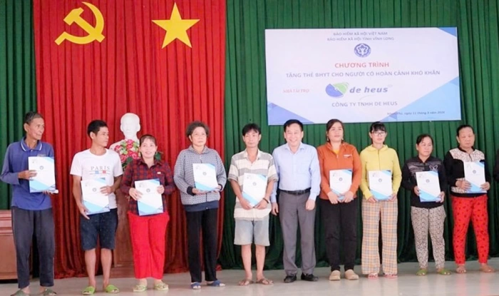 Trao tặng 400 thẻ bảo hiểm y tế cho người dân có hoàn cảnh khó khăn  