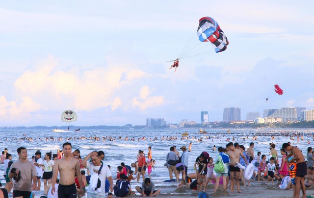 Người dân vui chơi trong dịp lễ tết ở bãi biển Đà Nẵng

ẢNH: HUY ĐẠT

