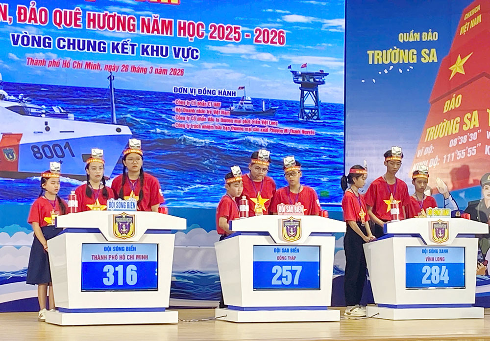 Các đội thi tranh tài ở phần thi kiến thức tại vòng chung kết khu vực cuộc thi “Em yêu biển, đảo quê hương”.
