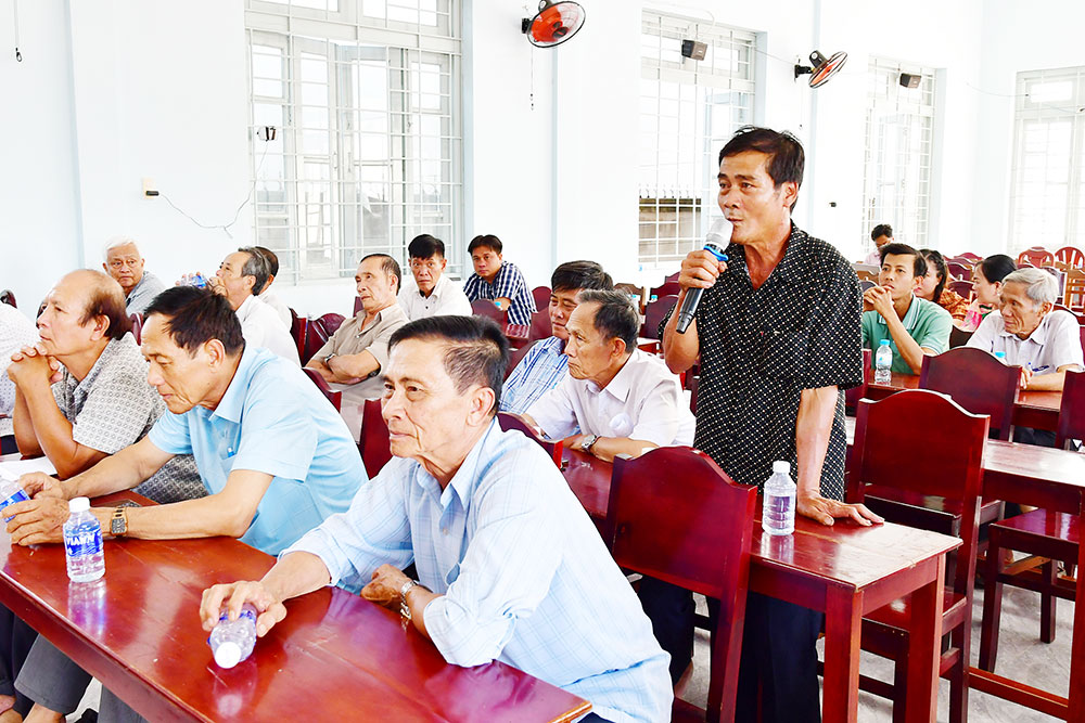 Cử tri xã Bình Phú trình bày nguyện vọng với người ứng cử đại biểu HĐND tỉnh.