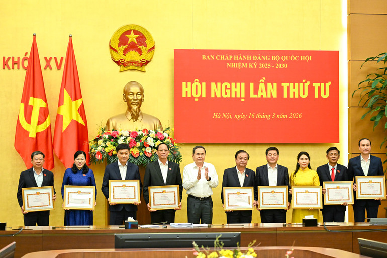 Bí thư Đảng ủy Quốc hội, Chủ tịch Quốc hội Trần Thanh Mẫn trao bằng khen cho các cá nhân có hoàn thành xuất sắc nhiệm vụ 05 năm liền (2021-2025). (Ảnh DUY LINH)
