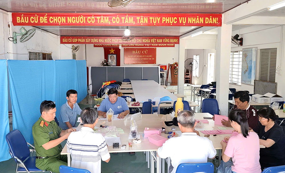 Tổ bầu cử Khu phố 7, phường Phú Khương sắp xếp phiếu bầu. Ảnh Tô Hân