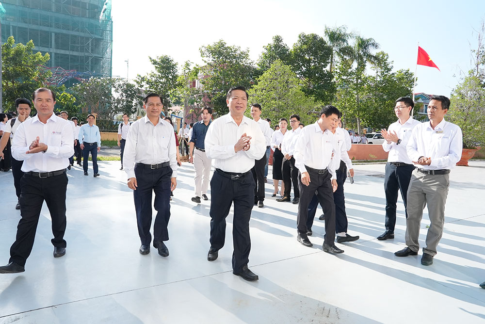  Bộ trưởng Bộ Xây dựng Trần Hồng Minh cùng đoàn công tác tham quan cơ sở vật chất Trường ĐH Xây dựng Miền Tây.