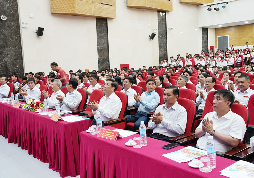 Quang cảnh buổi làm việc.