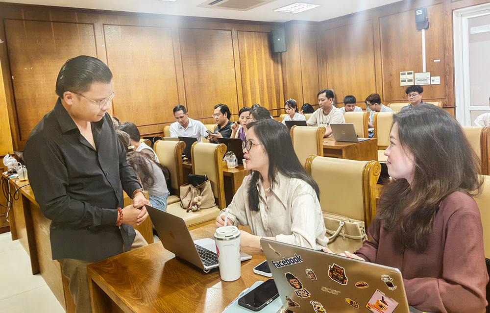 Nhà báo, Thạc sĩ Ngô Trần Thịnh trao đổi với học viên về kỹ năng phát triển video trên nền tảng số.