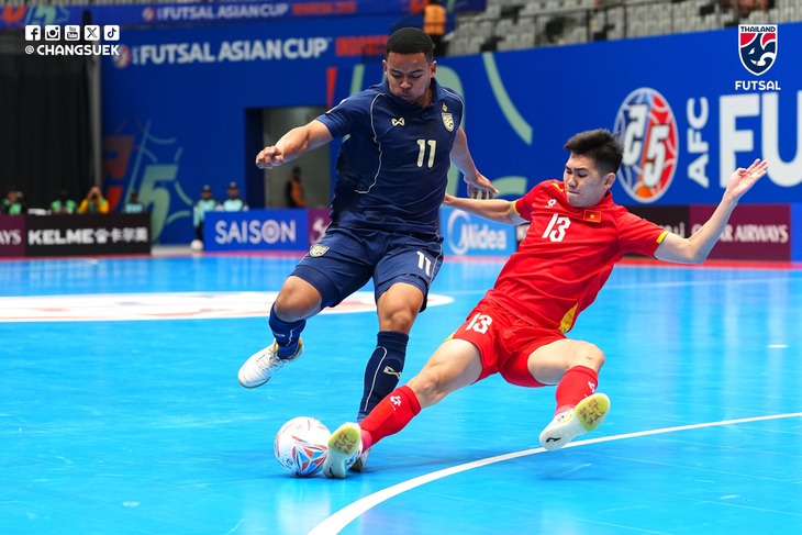 Đội tuyển futsal Việt Nam (áo đỏ) và Thái Lan gặp nhau ở giải châu Á - Ảnh: CHANGSUEK