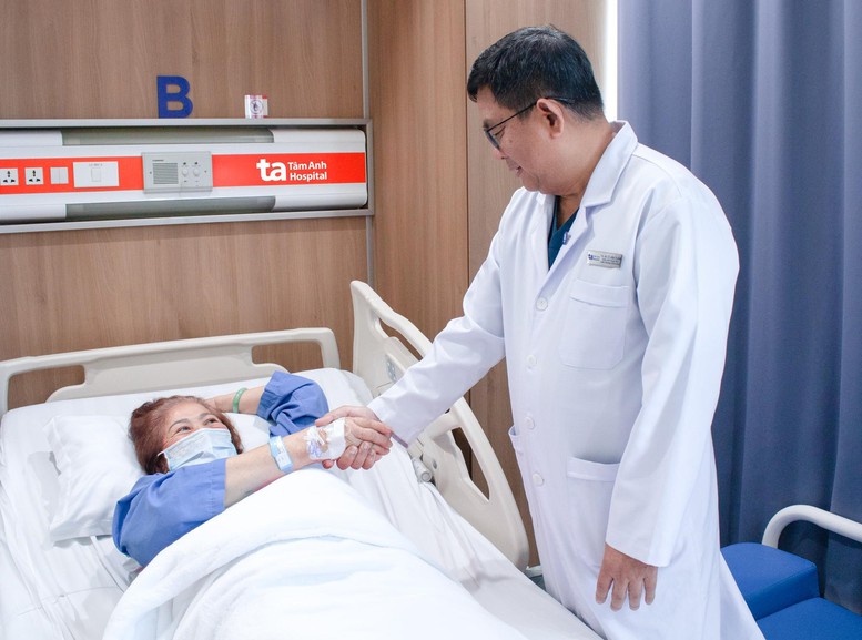 TTƯT.TS.BS.CKII Lê Văn Tuấn thăm, chúc mừng bà Hà phục hồi tốt sau thay khớp bằng Robot CUVIS-Joint thế hệ mới đầu tiên tại Việt Nam. Ảnh: Bệnh viện Đa khoa Tâm Anh

