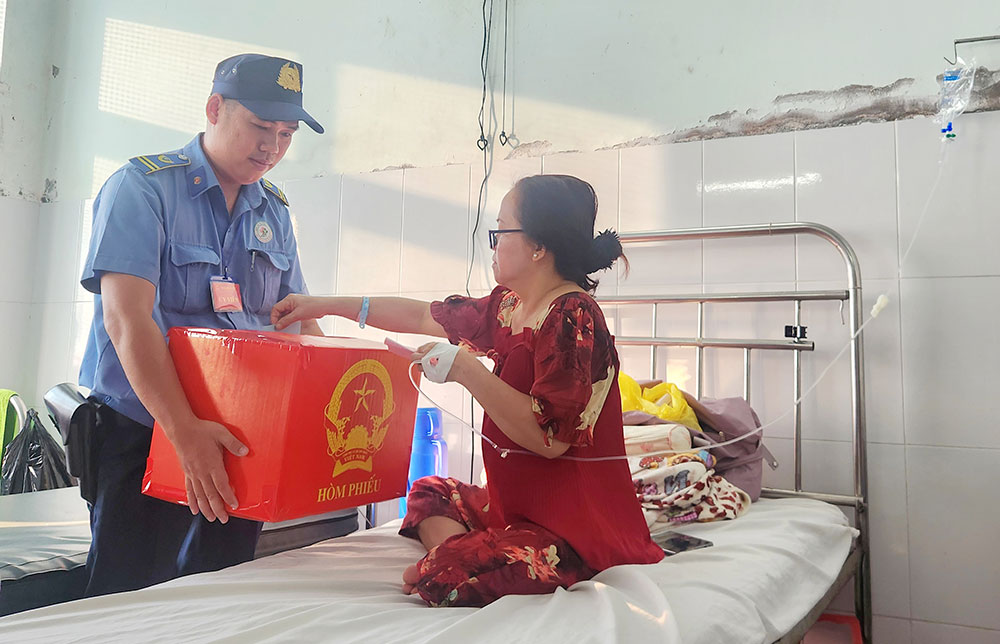 Bệnh nhân nặng không đi lại được bỏ phiếu tại giường bệnh.