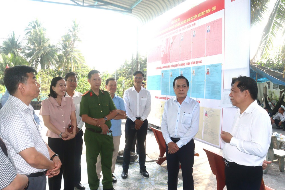 Kiểm tra thực tế tại Tổ bầu cử số 22.