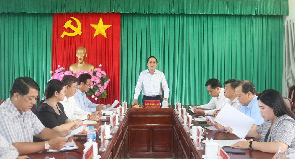 Kiểm tra công tác chuẩn bị cho cuộc bầu cử tại xã Trung Hiệp.