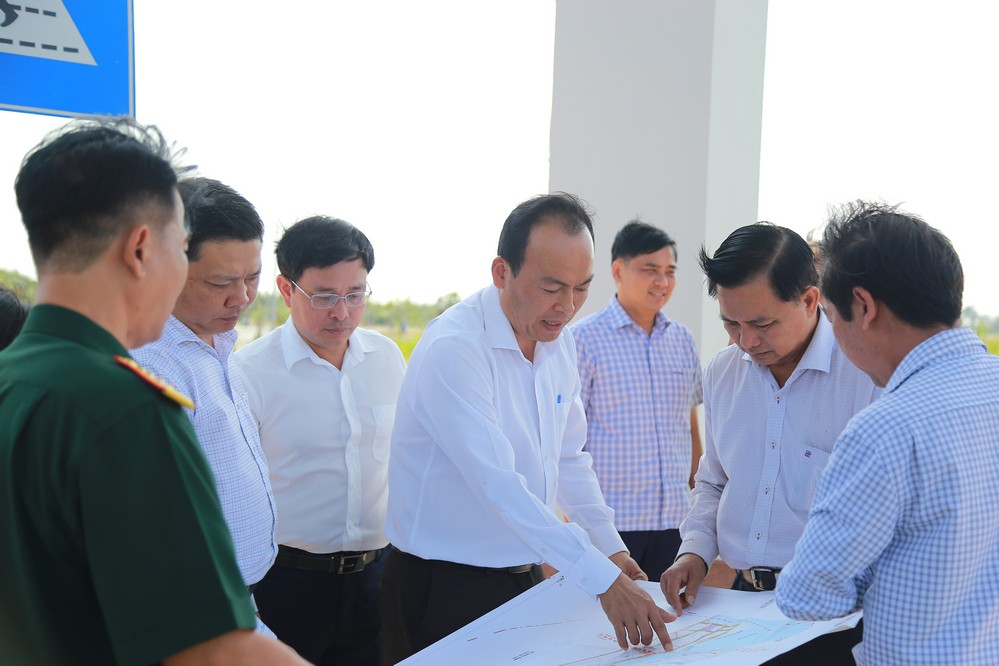 Đồng chí Trần Văn Lâu khảo sát tình hình hoạt động và mời gọi đầu tư vào KCN Phú Thuận.