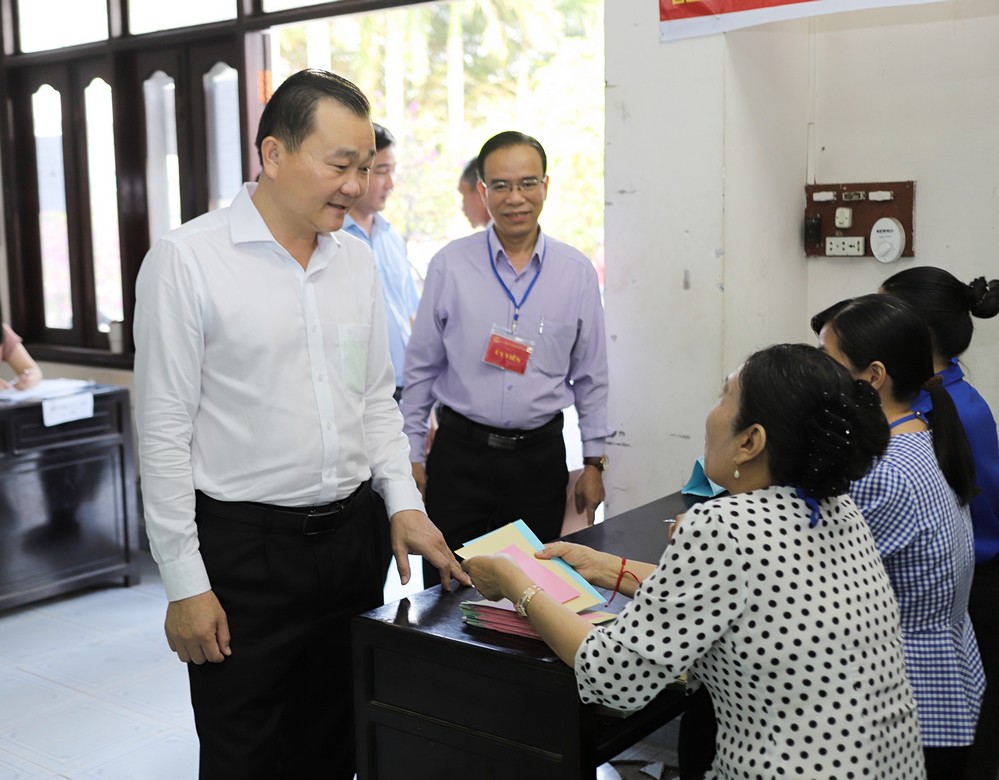 Đồng chí Nguyễn Minh Dũng - Ủy viên dự khuyết Ban Chấp hành Trung ương Đảng, Phó Bí thư Tỉnh ủy, Chủ tịch HĐND tỉnh kiểm tra công tác bầu cử tại một số tổ bầu cử trên địa bàn các phường Long Châu, Tân Hạnh và Tân Ngãi.