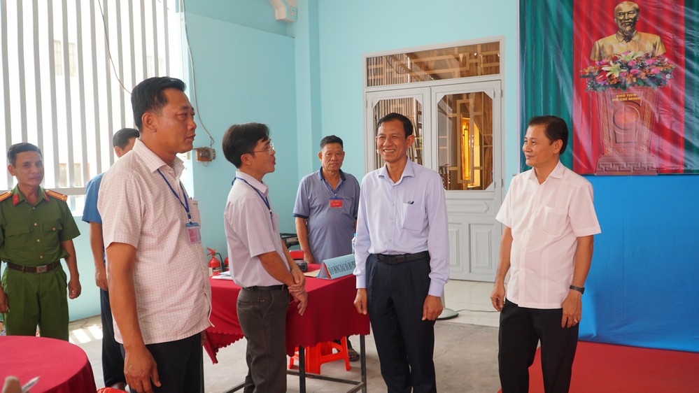 Phó Chủ tịch Thường trực UBND tỉnh Đặng Văn Chính kiểm tra công tác bầu cử tại khu vực bỏ phiếu số 6 (ấp 6, xã Trà Ôn). Ảnh: THẢO TIÊN