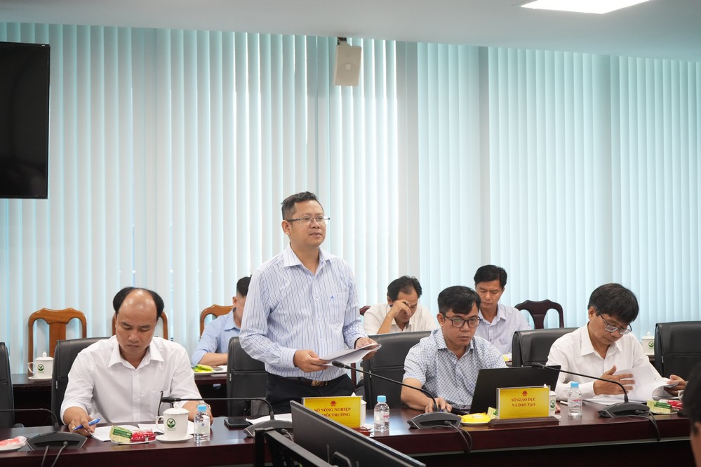 Ông Võ Tiến Sĩ - Phó Giám đốc Sở Nông nghiệp và Môi trường báo cáo tại cuộc họp.