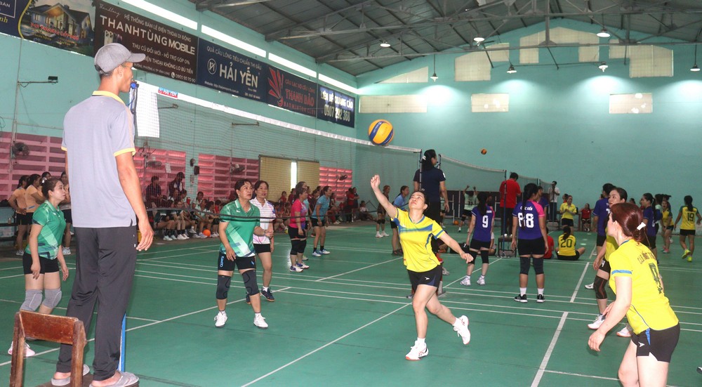 Chương trình giao lưu bóng chuyền hơi nữ là nhịp cầu nhân ái, lan tỏa thông điệp sẻ chia trong cộng đồng.