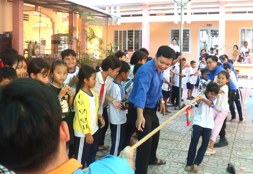 Sân chơi thiếu nhi với nhiều trò chơi vui nhộn, sôi động.