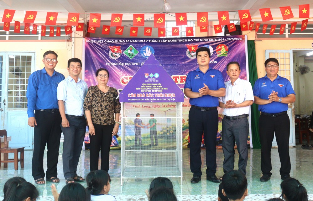 Trao tặng căn nhà rác thải nhựa.