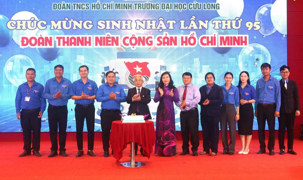 Lãnh đạo Tỉnh Đoàn, Đảng ủy, Ban Giám hiệu nhà trường và Đoàn trường thực hiện nghi thức chúc mừng sinh nhật Đoàn.