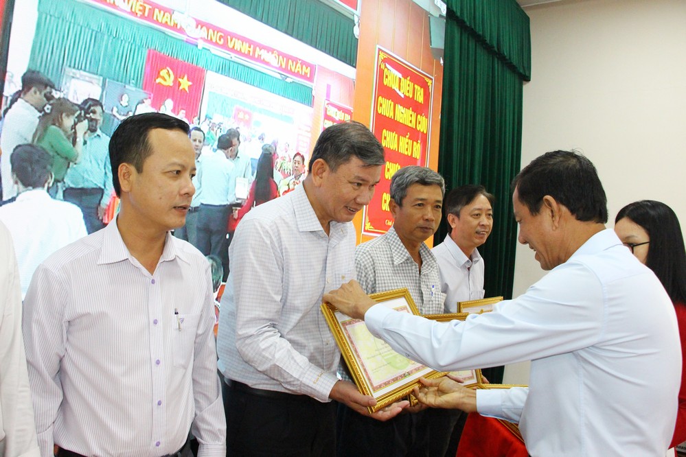 Các cá nhân có thành tích trong thực hiện Tổng điều tra nông thôn, nông nghiệp năm 2025 nhận Bằng khen của UBND tỉnh.