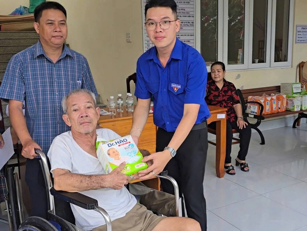 Phòng Công tác xã hội của Bệnh viện còn vận động các nhà hảo tâm hỗ trợ tã cho 20 cụ cao tuổi tại Trung tâm.