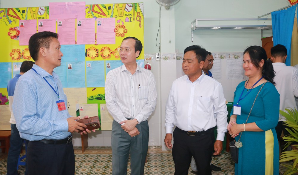 Đồng chí Trần Trí Quang- Phó Bí thư Tỉnh ủy, Chủ tịch UBND tỉnh, Chủ tịch Ủy ban bầu cử tỉnh kiểm tra tại tổ bầu cử số 16 (khóm Nguyễn Thái Học, phường Long Châu). Ảnh: TUYẾT NGA