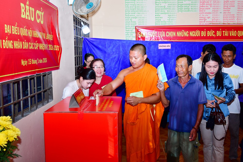 Chư tăng chùa Giữa (chùa Sat-Can-Đal) và cử tri phường Hòa Thuận bỏ phiếu tại Khu vực bỏ phiếu số 5. (Ảnh: BÁ THI)