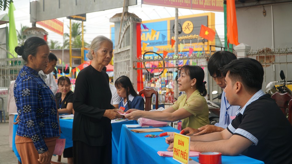 Cử tri cao tuổi phấn khởi đến điểm bỏ phiếu từ sớm, thực hiện quyền và nghĩa vụ công dân trong ngày bầu cử. (Ảnh: THẢO TIÊN)