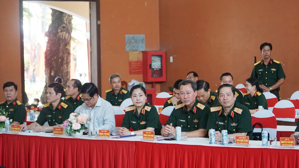 Đại biểu tham dự chương trình.