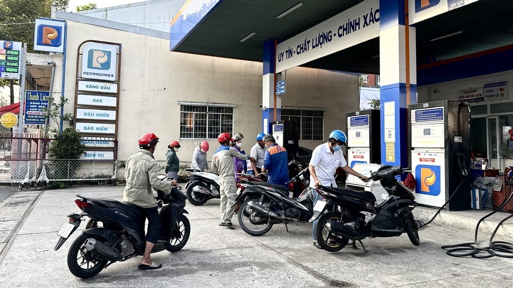 Ngành công thương phối hợp với các doanh nghiệp bảo đảm nguồn cung xăng dầu, khí LPG ổn định, phục vụ nhu cầu sản xuất và sinh hoạt của người dân.