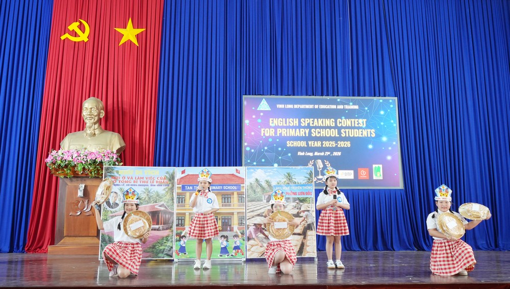 Thí sinh trình bày chủ đề gắn với quê hương, văn hóa địa phương, thể hiện khả năng thuyết trình và hiểu biết thực tế.