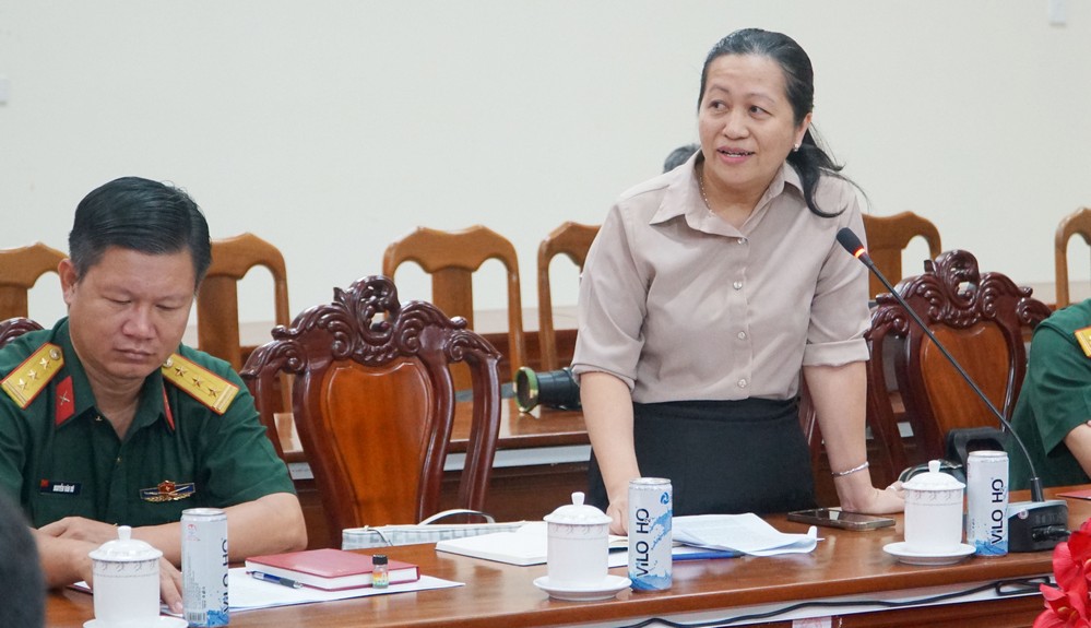  Bà Huỳnh Thị Kim Thi- Phó Giám đốc Báo và phát thanh, truyền hình Vĩnh Long thông tin về công tác phối hợp tuyên truyền.