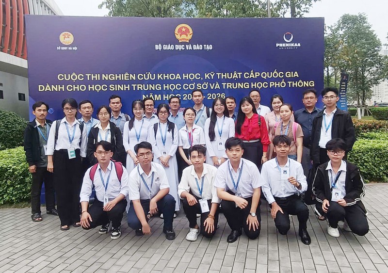 Đoàn học sinh Vĩnh Long tham gia Cuộc thi Nghiên cứu khoa học, kỹ thuật cấp quốc gia năm học 2025–2026 tại Trường Đại học Phenikaa (Hà Nội).