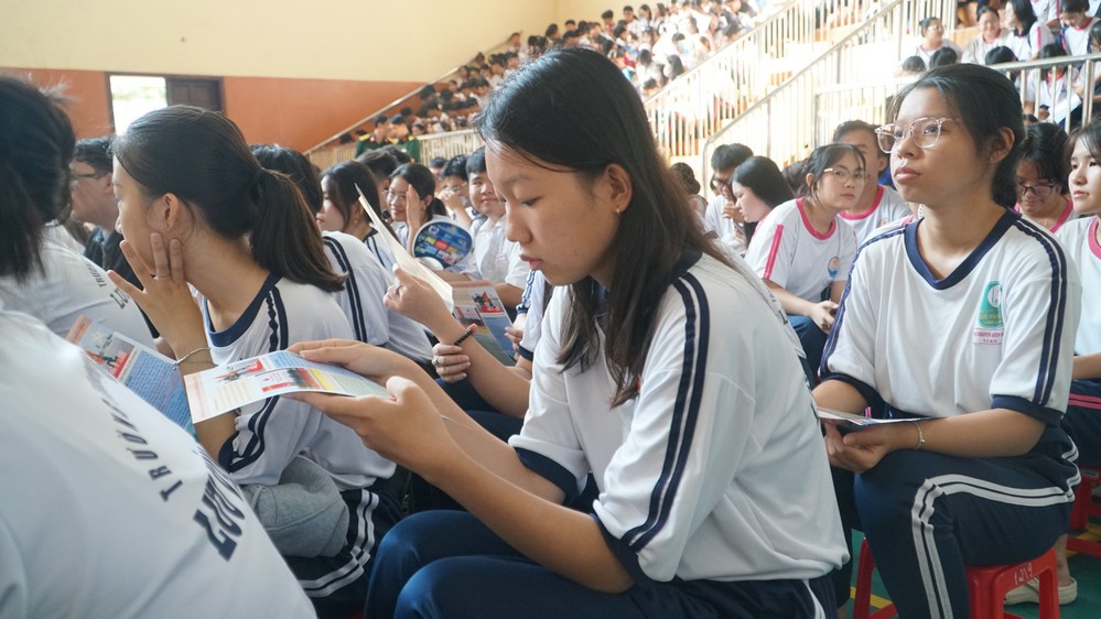  Học sinh trường THPT Lưu Văn Liệt và trường THPT Vĩnh Long tham dự chương trình.