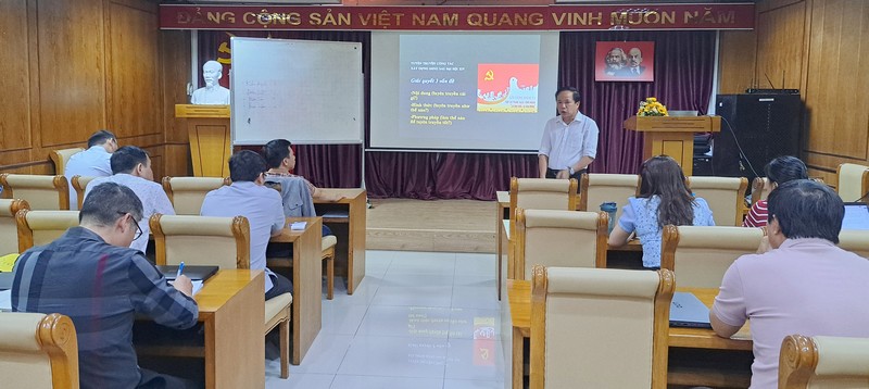 Đại tá, Nhà báo Phan Tùng Sơn- Trưởng Cơ quan đại diện báo Quân đội Nhân dân tại TP Hồ Chí Minh chia sẻ tại lớp học.