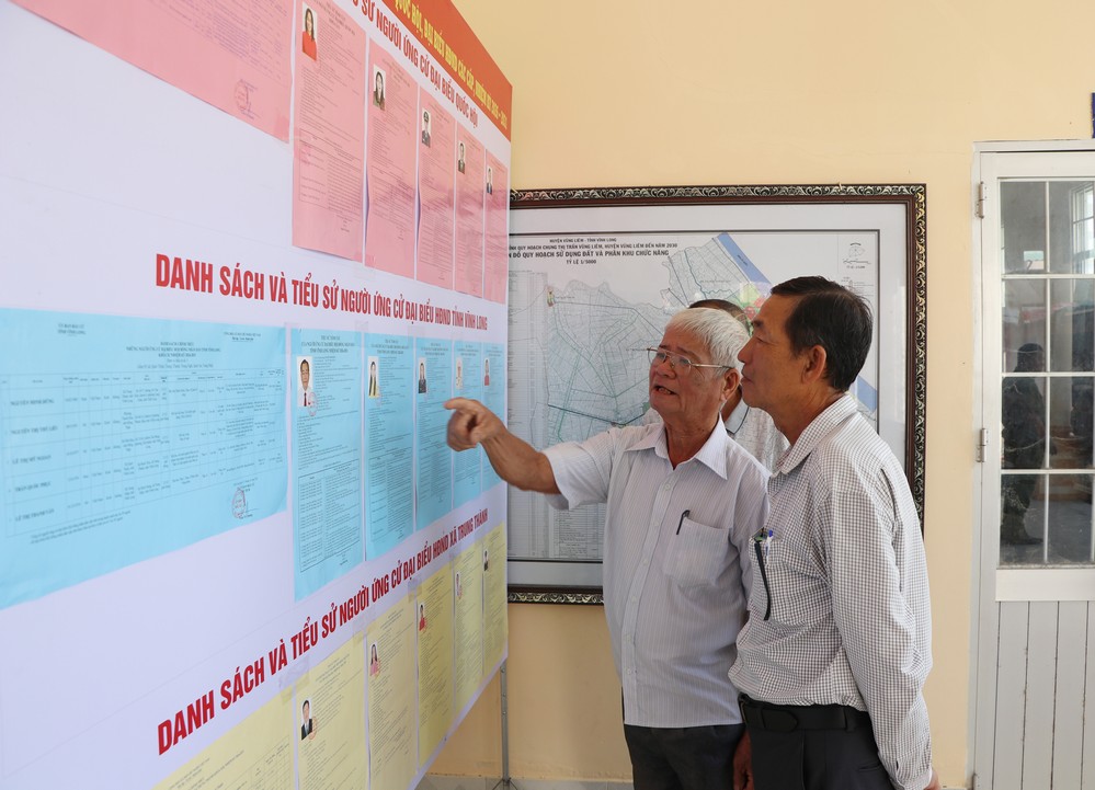 Cử tri xã Trung Thành tìm hiểu tiểu sử tóm tắt của ứng cử viên.