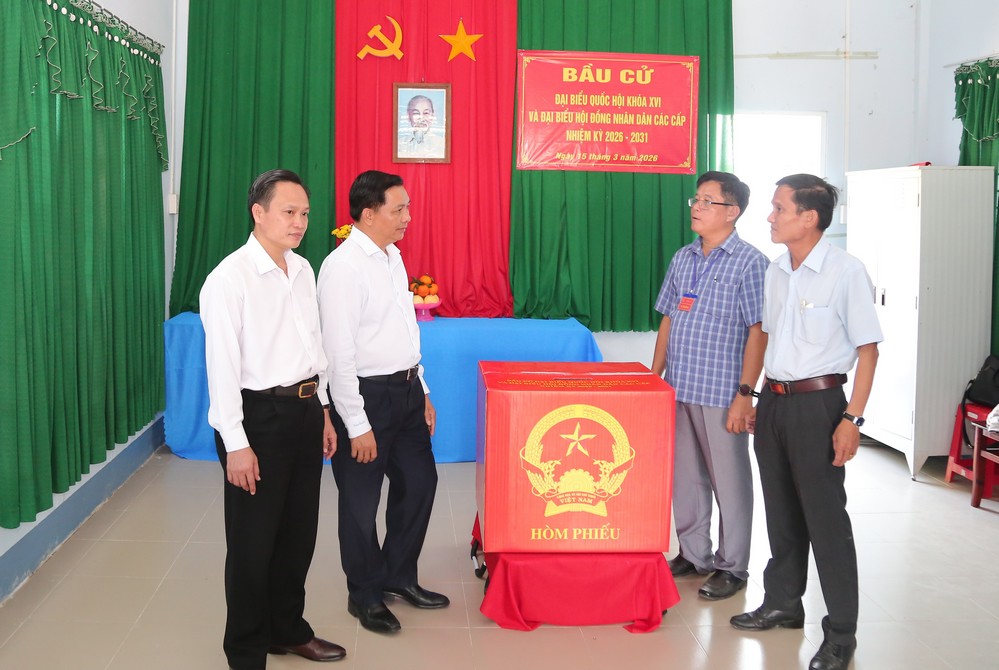 Đồng chí Trần Văn Lâu- Ủy viên Ban Chấp hành Trung ương Đảng, Bí thư Tỉnh ủy Vĩnh Long đã đến kiểm tra công tác bầu cử tại các địa phương.