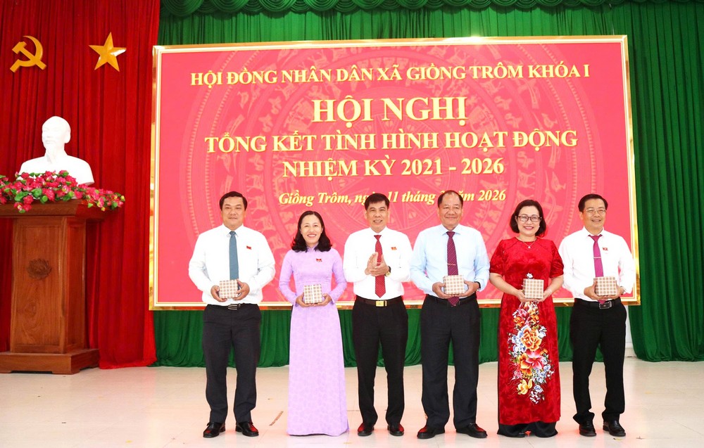 Tặng quà lưu niệm cho đại biểu dự hội nghị.