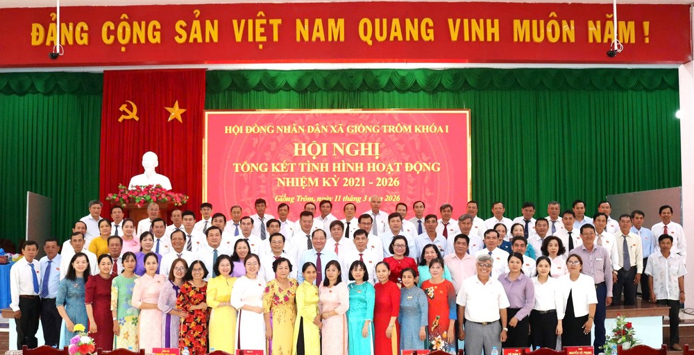  Đại biểu chụp hình lưu niệm tại hội nghị.