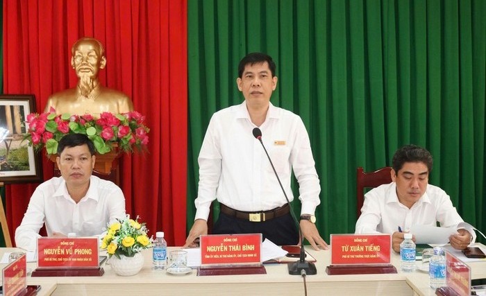 Đồng chí Nguyễn Thái Bình – Tỉnh ủy viên, Bí thư Đảng ủy, Chủ tịch HĐND xã Giồng Trôm tiếp thu ý kiến chỉ đạo.