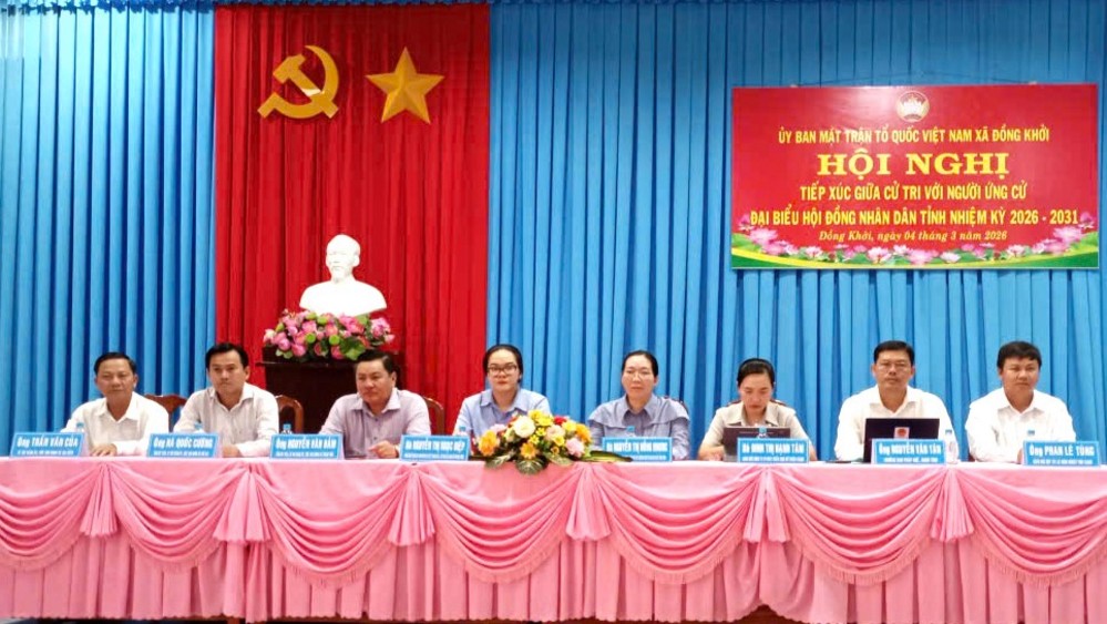 Các ứng cử viên đơn vị bầu cử số 19 tiếp xúc cử tri xã Đồng Khởi. Ảnh: Bảo Toàn.