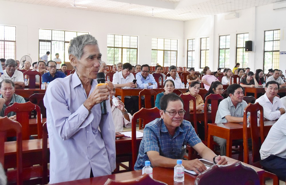 Cử tri xã Mỹ Long phát biểu ý kiến tại hội nghị.